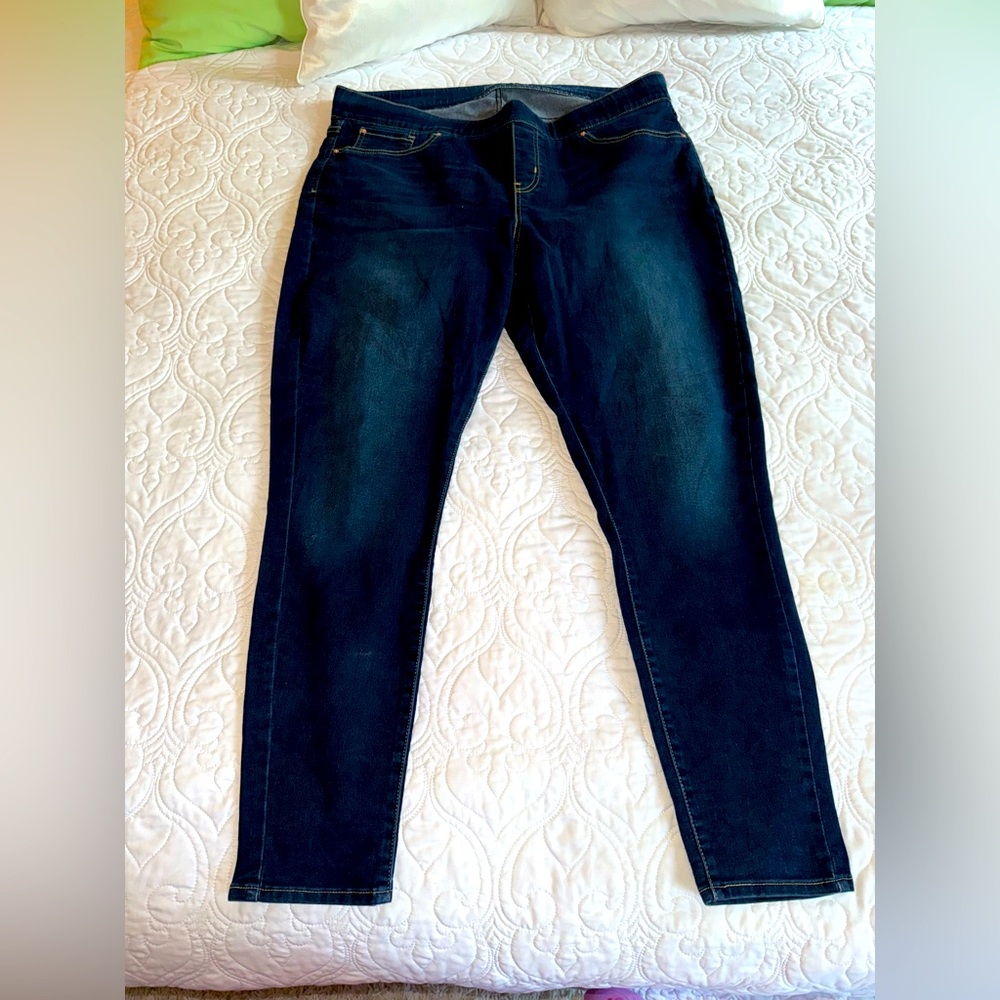Signature by Levi Strauss pull on skinny jeans. Very comfortable and stretchy.